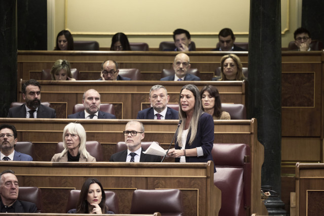 La portavoz de Junts en el Congreso, Miriam Nogueras, de pie, con sus compañeros de grupo parlamentario.