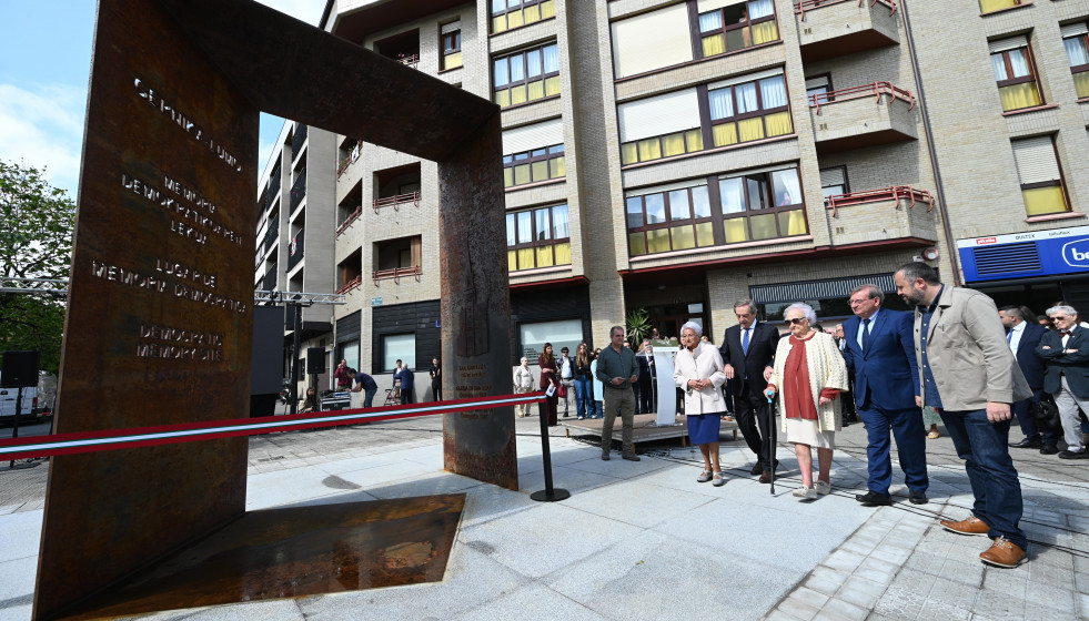 El alcalde de Gernika, José María Gorroño (3i), la delegada del Gobierno en País Vasco, Marisol Garmendia (d), el secretario de Estado de Memoria Democrática, Fernando Martínez (3d), durante la 