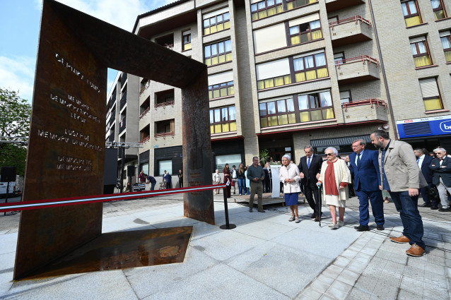 El alcalde de Gernika, José María Gorroño (3i), la delegada del Gobierno en País Vasco, Marisol Garmendia (d), el secretario de Estado de Memoria Democrática, Fernando Martínez (3d), durante la inauguración de la escultura Puerta de la Paz con motivo del