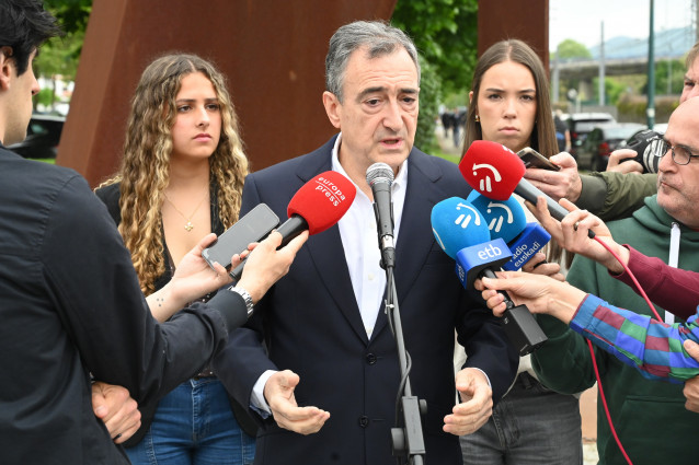El presidente del Euzkadi Buru Batzar, Aitor Esteban, ofrece declaraciones a los medios con motivo de los actos del 89º aniversario del bombardeo de Gernika, a 26 de abril de 2026, en Gernika, Vizcaya, País Vasco (España). Esteban ha comenzado el homenaje