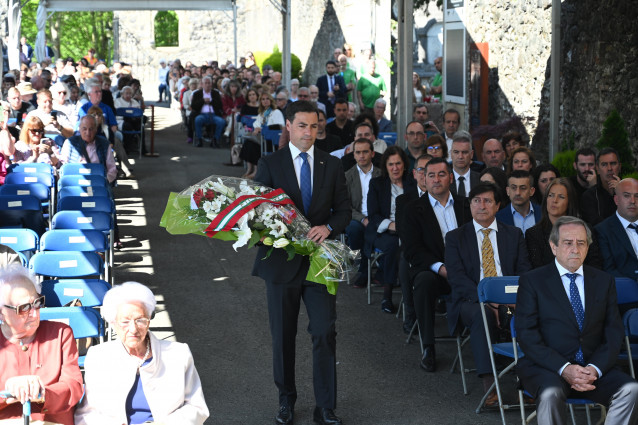 El Lehendakari, Imanol Pradales, durante el acto institucional con la ofrenda floral en homenaje a las personas fallecidas en el bombardeo de Gernika, en el cementerio de Zallo, a 26 de abril de 2026, en Gernika, Vizcaya, País Vasco (España). Se trata de