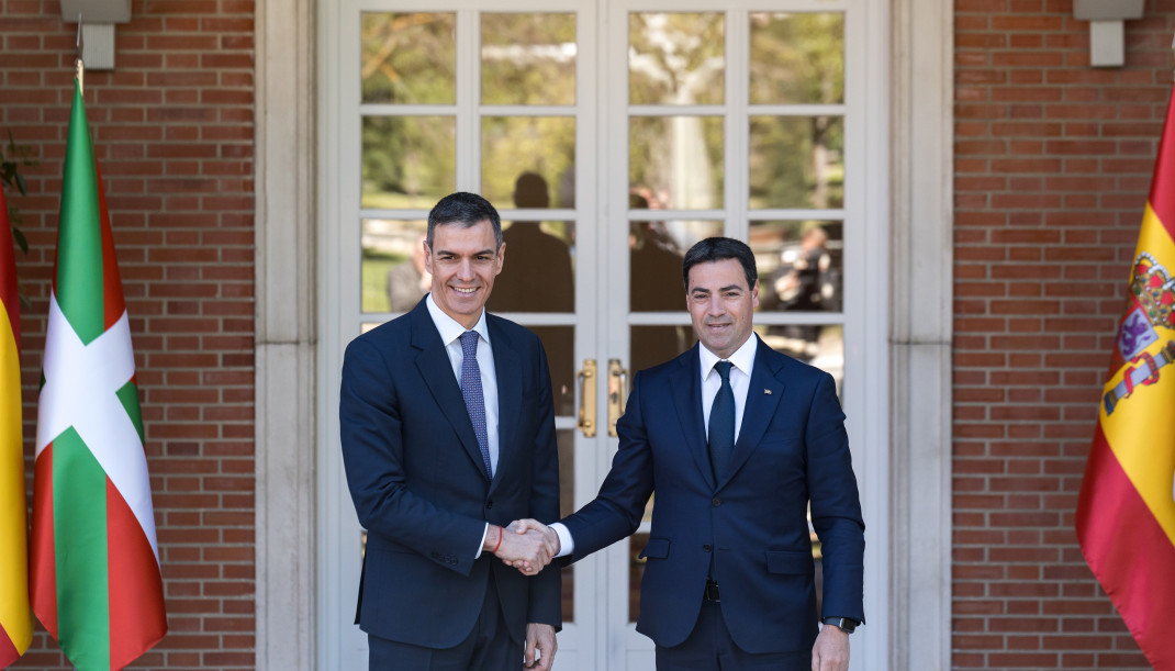 El presidente del Gobierno, Pedro Sánchez (i), recibe al lehendakari, Imanol Pradales (d), en el Palacio de la Moncloa
