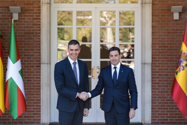 El presidente del Gobierno, Pedro Sánchez (i), recibe al lehendakari, Imanol Pradales (d), en el Palacio de la Moncloa