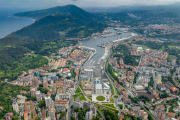Archivo - Puerto y viviendas en Pasaia