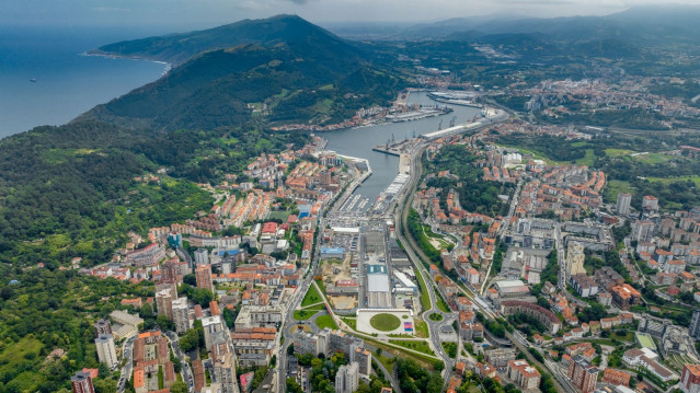 Archivo - Puerto y viviendas en Pasaia