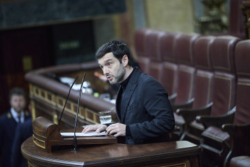 Archivo - El ministro de Derechos Sociales, Consumo y Agenda 2030, Pablo Bustinduy, durante una sesión plenaria, en el Congreso de los Diputados, a 26 de febrero de 2026, en Madrid (España).