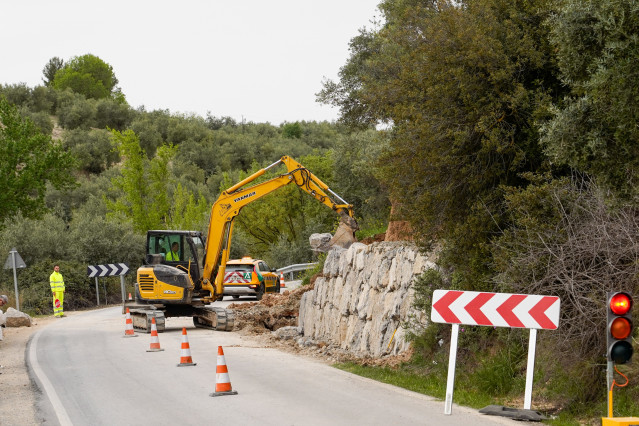 Obras de emergencia en una carretera de Priego de Córdoba