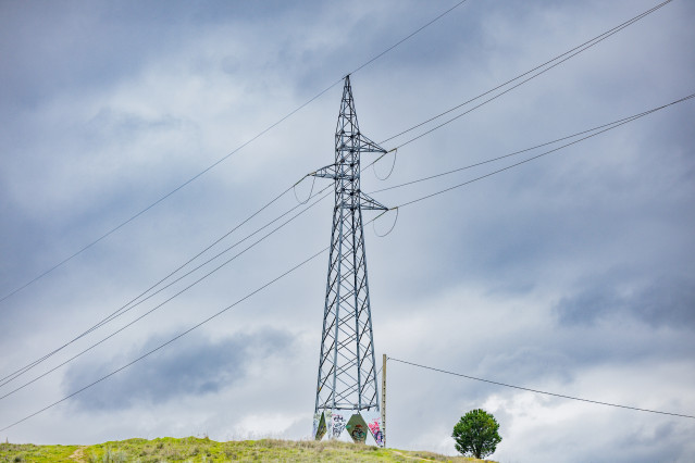 Archivo - Una torre de tensión eléctrica, a 10 de marzo de 2026, en Madrid (España)