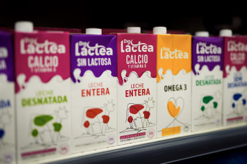 Archivo - Leche en el lineal de Dia