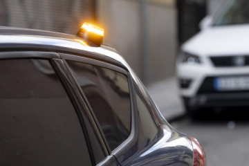 Archivo - El 83% de las incidencias en carretera en España no se señalizan con balizas V16 conectadas