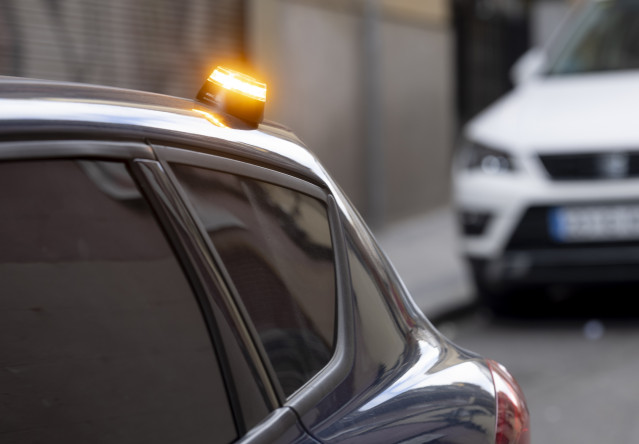 Archivo - El 83% de las incidencias en carretera en España no se señalizan con balizas V16 conectadas