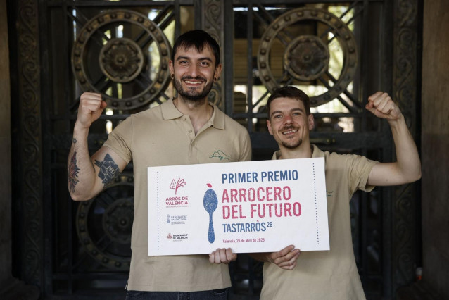 Los chefs Néstor López y Carlos Monge, del restaurante Fisgón de Madrid, se han alzado con el título de 'Arrocero del futuro'