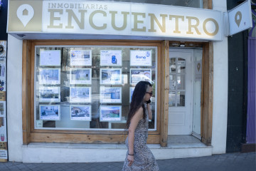 Archivo - Escaparate de una inmobiliaria.