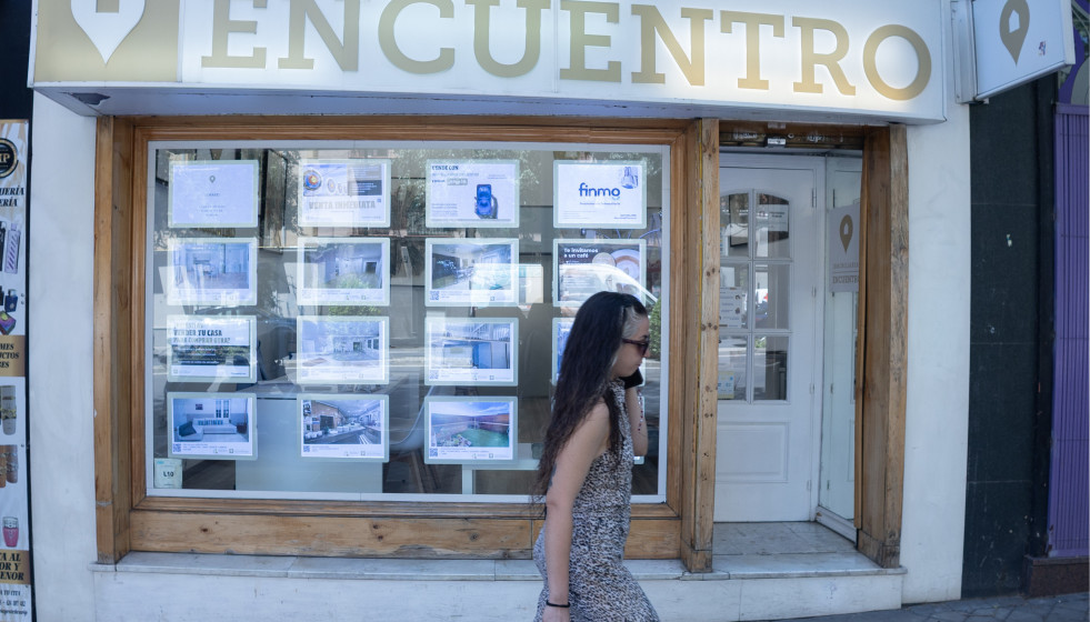 Archivo - Escaparate de una inmobiliaria.