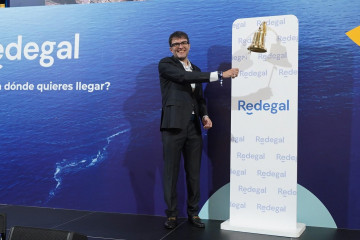 Archivo - El presidente ejecutivo de Redegal, Jorge Vázquez, en el tradicional 'toque de campana' en la Bolsa de Madrid debido al debut de la negociación de los títulos de la compañía en el segme