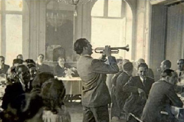 Foto del gudari Txomin Letamendi, víctima del franquismo, tocando la trompeta