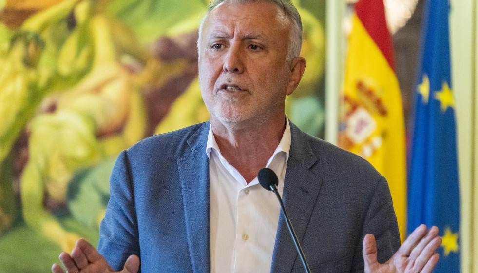 Archivo - El ministro de Política Territorial y Memoria Democrática, Ángel Víctor Torres, comparece en rueda de prensa para hacer balance de la gestión ministerial durante 2025, en la Delegación