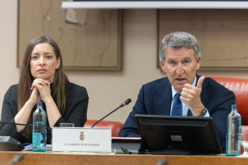 El presidente del PP, Alberto Núñez Feijóo, y la portavoz del PP en el Congreso, Ester Muñoz, inauguran la jornada ‘A un año del gran apagón’, a 27 de abril de 2026, en Madrid (España). El 