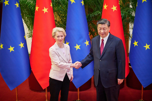Archivo - La presidenta de la Comisión Europea, Ursula von der Leyen, y el presidente chino, Xi Jinping, en la pasada cumbre UE-China celebrada en 2023.
