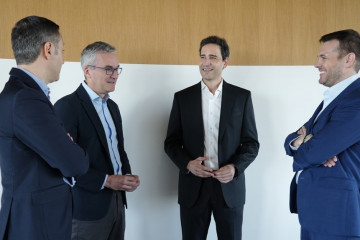 Representantes de BBVA y Repsol durante el acuerdo para impulsar la descarbonizaciuón del transporte empresarial.