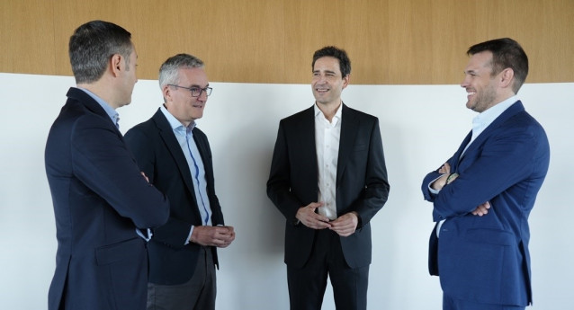 Representantes de BBVA y Repsol durante el acuerdo para impulsar la descarbonizaciuón del transporte empresarial.