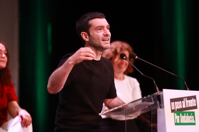 El ministro de Sociales, Consumo y Agenda 2030, Pablo Bustinduy, durante el encuentro 'Un paso al frente. Por Andalucía' en Sevilla, Izquierda Unida (IU), Movimiento Sumar, Comuns y Más Madrid han celebrado en Sevilla el encuentro 'Un paso al frente. Por