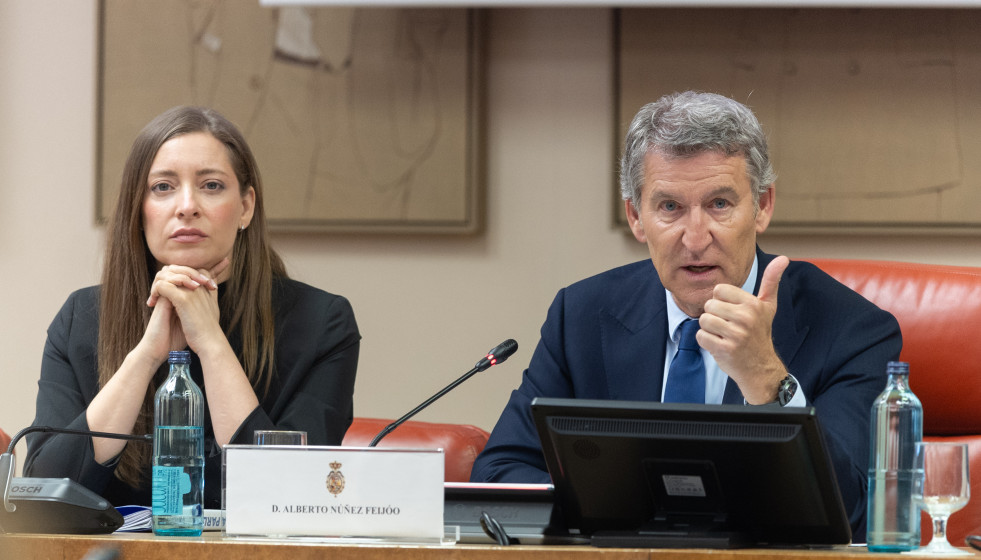 El presidente del PP, Alberto Núñez Feijóo, y la portavoz del PP en el Congreso, Ester Muñoz, inauguran la jornada ‘A un año del gran apagón’, a 27 de abril de 2026, en Madrid (España). El 