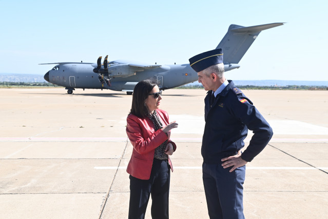 La ministra de Defensa, Margarita Robles, visita la base aérea de Zaragoza, a 27 de abril de 2026, en Zaragoza, Aragón (España). Esta visita forma parte de su agenda de trabajo para el seguimiento de la situación de los miembros de las Fuerzas Armadas.