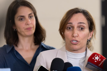 (i-d) La portavoz de Más Madrid en el Ayuntamiento, Rita Maestre, y la ministra de Sanidad, Mónica García, durante la  jornada parlamentaria ‘Reset al Odio Digital: Plataformas, divulgadores, jur