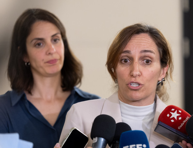 (i-d) La portavoz de Más Madrid en el Ayuntamiento, Rita Maestre, y la ministra de Sanidad, Mónica García, durante la  jornada parlamentaria ‘Reset al Odio Digital: Plataformas, divulgadores, juristas e instituciones frente al odio en la red’, a 27 de abr