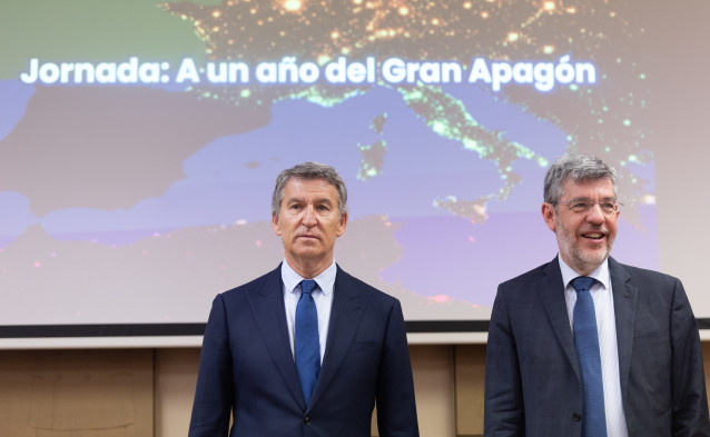 El presidente del PP, Alberto Núñez Feijóo, y el exsecretario de Estado de Energía, Alberto Nadal, inauguran la jornada ‘A un año del gran apagón’, a 27 de abril de 2026, en Madrid (España). El acto ha sido organizado por el Grupo Parlamentario Popular.