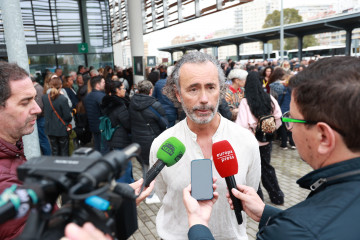 Archivo - El presidente de la Asociación de Víctimas del descarrilamiento de Adamuz Mario Samper en declaraciones a la prensa.