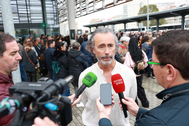 Archivo - El presidente de la Asociación de Víctimas del descarrilamiento de Adamuz Mario Samper en declaraciones a la prensa.