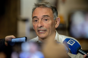 El diputado de Sumar, Enrique Santiago, atiende a los medios