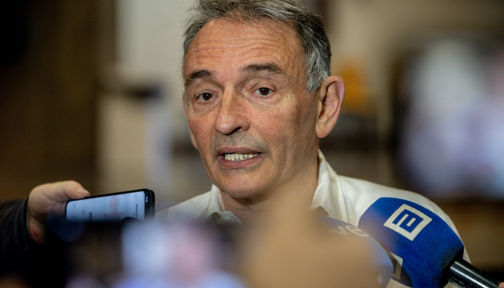 El diputado de Sumar, Enrique Santiago, atiende a los medios