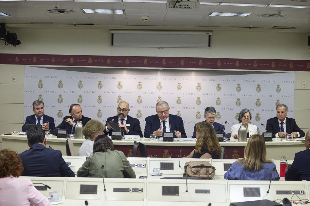 El presidente de Adif, Luis Pedro Marco de la Peña (tercero por la izquierda), comparece ante la Comisión de Investigación del Senado