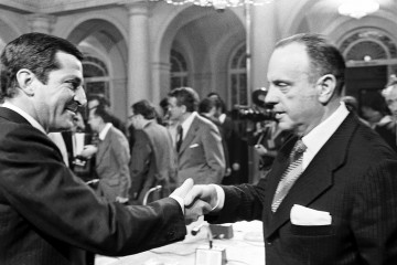 Archivo - MADRID - 25 DE OCTUBRE DE 1978: (I-D) El presidente del Gobierno Adolfo Suárez (UCD), y el ex-ministro de Interior Manuel Fraga Iribarne (Alianza Popular), se estrechan la mano tras la firm