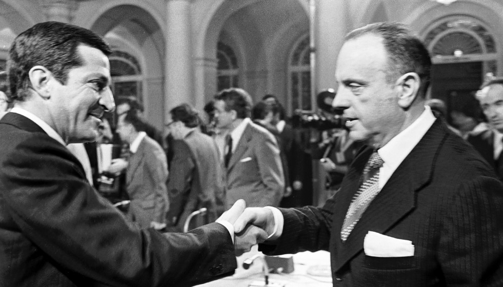 Archivo - MADRID - 25 DE OCTUBRE DE 1978: (I-D) El presidente del Gobierno Adolfo Suárez (UCD), y el ex-ministro de Interior Manuel Fraga Iribarne (Alianza Popular), se estrechan la mano tras la firm