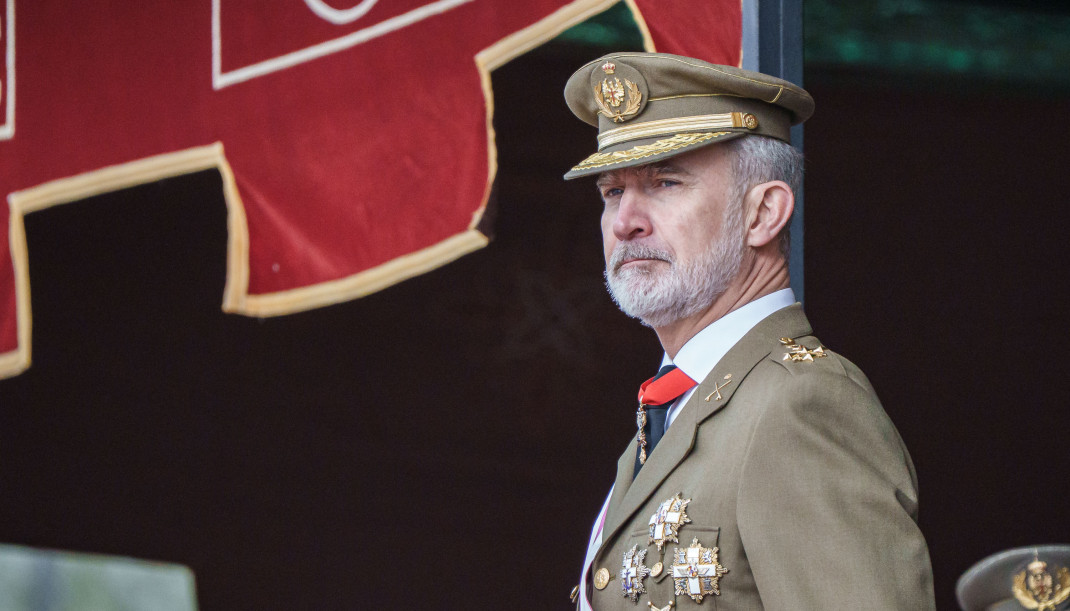 Archivo - El rey Felipe VI asiste al juramento ante la bandera del personal de militares de tropa del ejército de tierra, en el Centro de Formación de Tropa (Cefot) nº 1, acuartelamiento Santa Ana,