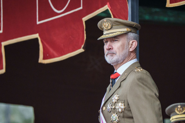 Archivo - El rey Felipe VI asiste al juramento ante la bandera del personal de militares de tropa del ejército de tierra, en el Centro de Formación de Tropa (Cefot) nº 1, acuartelamiento Santa Ana, a 24 de enero de 2026, en Cáceres, Extremadura (España).