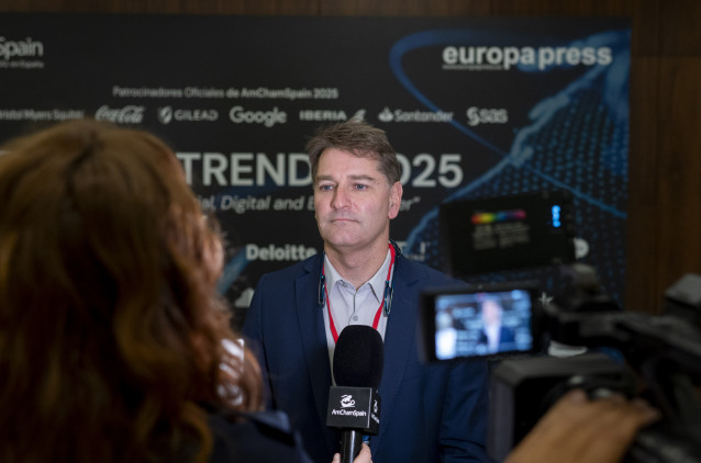 Archivo - El secretario de Estado y director de la Oficina de Asuntos Económicos y G20, Manuel de la Rocha, atiende a los medios de comunicación durante la 3ª edición de ‘Global Trends’, en el Auditorio El Beatriz, a 12 de junio de 2025, en Madrid (España