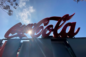 Archivo - Logotipo de Coca-Cola a las puertas de su sede en la Calle de la Ribera del Loira, Madrid (España)