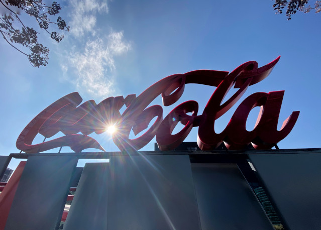 Archivo - Logotipo de Coca-Cola a las puertas de su sede en la Calle de la Ribera del Loira, Madrid (España)