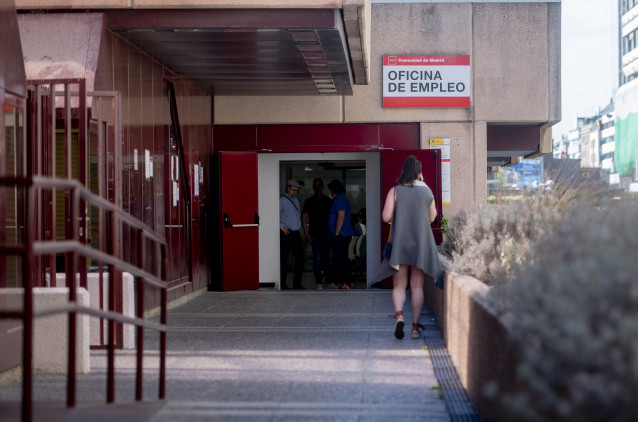 Archivo - Una mujer en la puerta de una oficina de empleo