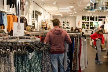 Archivo - Gente comprando en una tienda
