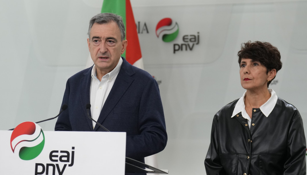 Archivo - (I-D) El presidente del EBB de EAJ-PNV, Aitor Esteban, y la portavoz del PNV en el Congreso, Maribel Vaquero, comparecen en el 50º aniversario de la muerte del dictador Francisco Franco, en