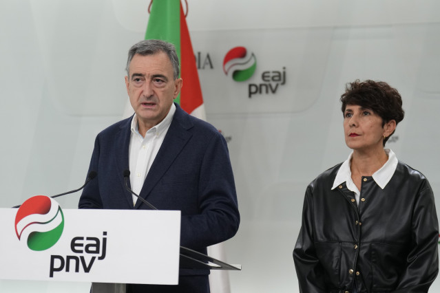 Archivo - (I-D) El presidente del EBB de EAJ-PNV, Aitor Esteban, y la portavoz del PNV en el Congreso, Maribel Vaquero, comparecen en el 50º aniversario de la muerte del dictador Francisco Franco, en Sabin Etxea, a 20 de noviembre de 2025, en Bilbao, Vizc