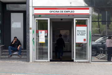 Archivo - Entrada a una oficina de empleo