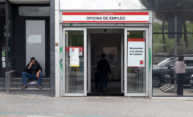 Archivo - Entrada a una oficina de empleo
