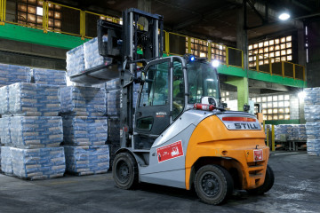 Archivo - Zona de paletizado de cemento en una nave